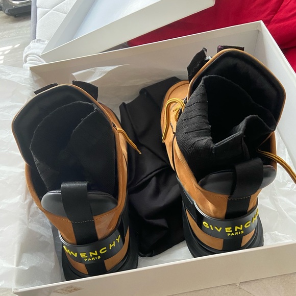 Givenchy - Picture 2 of 7